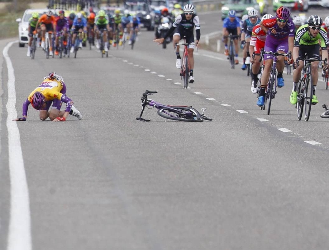 Jesús Ezquerra, en el suelo, tras la caída en los últimos kilómetros de la Vuelta a Aragón.