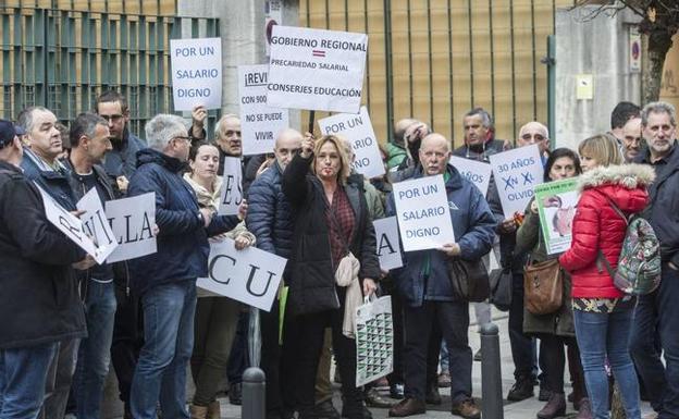 Imagen de archivo de la concentracion de subalternos del Gobierno de Cantabria ante la sede del Gobierno la pasada semana. 