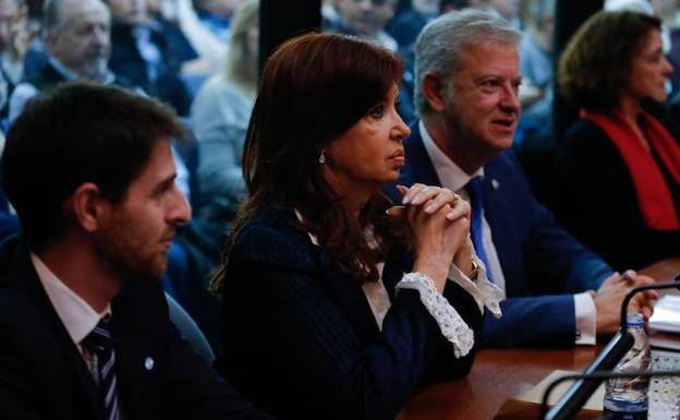 La expresidenta argentina y actual senadora Cristina Fernández (c) asiste este martes a los tribunales federales de Buenos Aires (Argentina). 