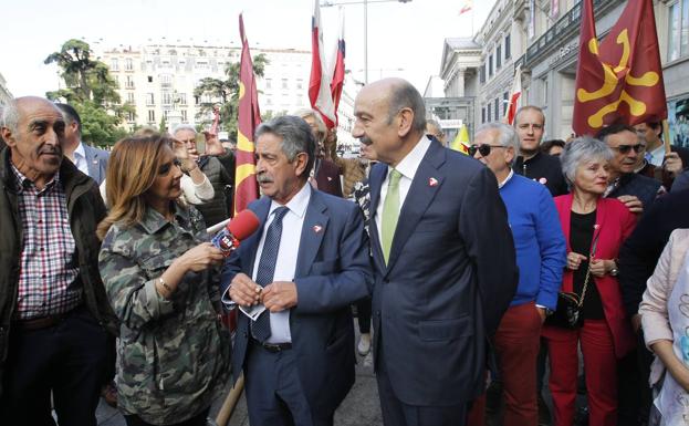 Revilla y Mazón, en las puertas del Congreso.