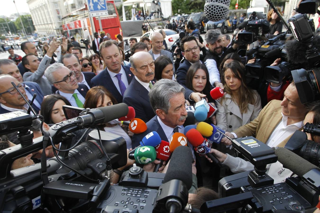 Revilla, en las puertas del Congreso, atiende a los medios de comunicación.