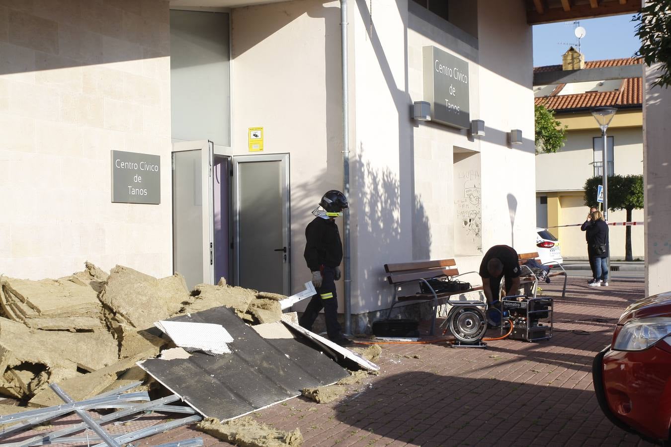 Cuatro mujeres han resultado heridas leves y el edificio se ha cerrado hasta evaluar el resto de dependencias