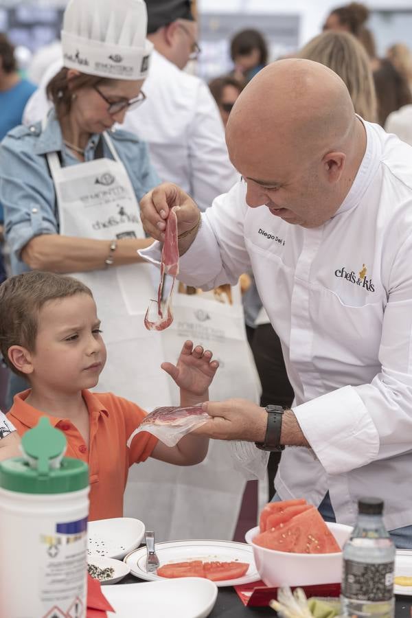 Veintisiete chefs con estrella Michelin cocinan juntos en un evento por la infancia