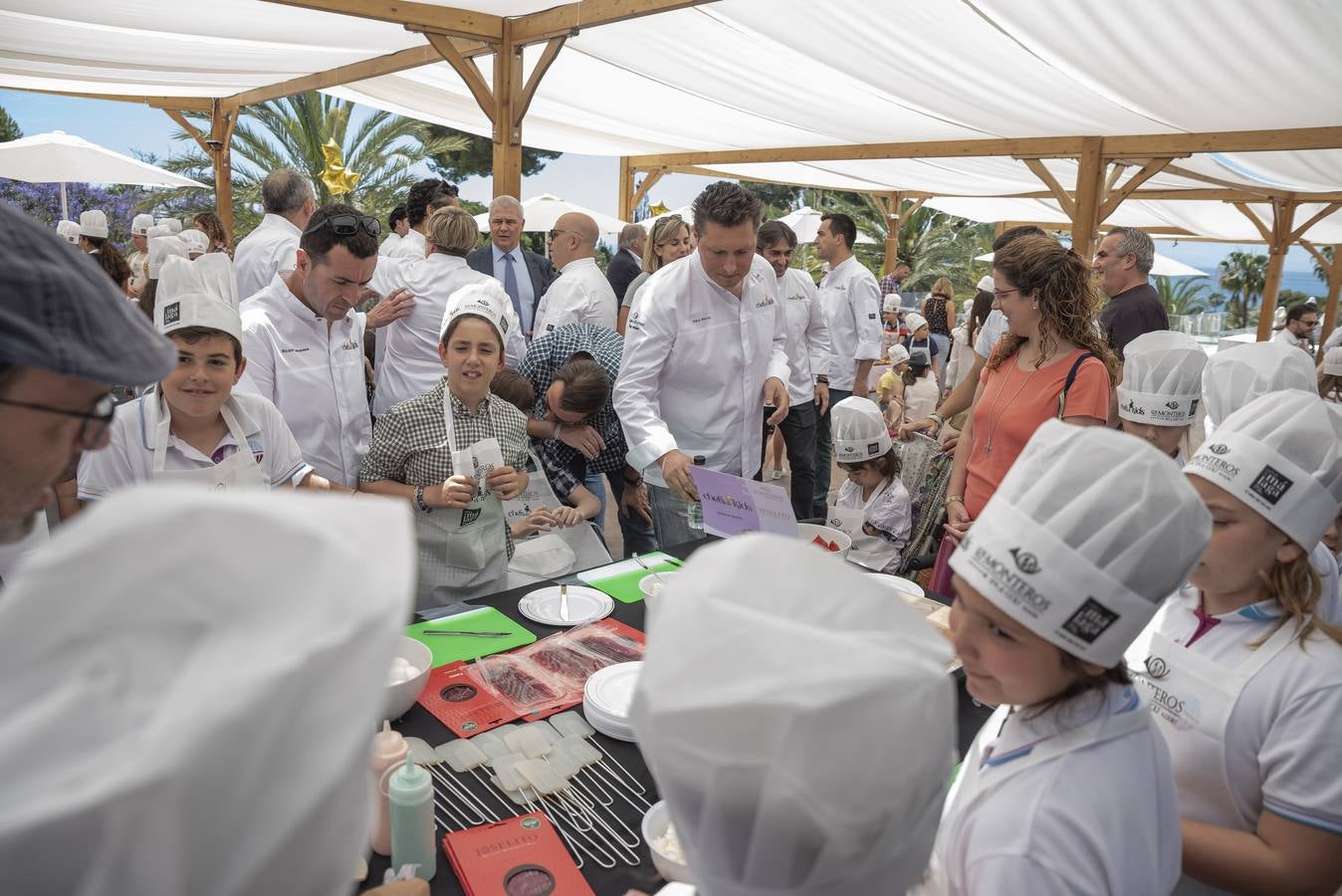 Veintisiete chefs con estrella Michelin cocinan juntos en un evento por la infancia