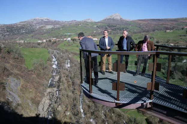 Mirador sobre la cascada del río Gándara, desde donde partirá la tirolina.