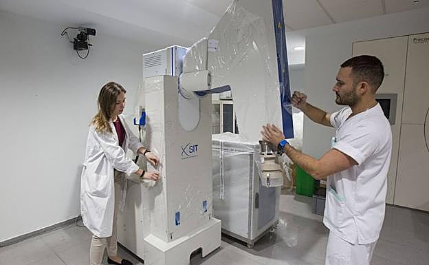 El equipo portátil de radioterapia intraoperatoria para aplicar al cánder durante la cirugía, donado por Amancio Ortega, propietario de Inditex, y que llegó a Valdecilla en 2018.