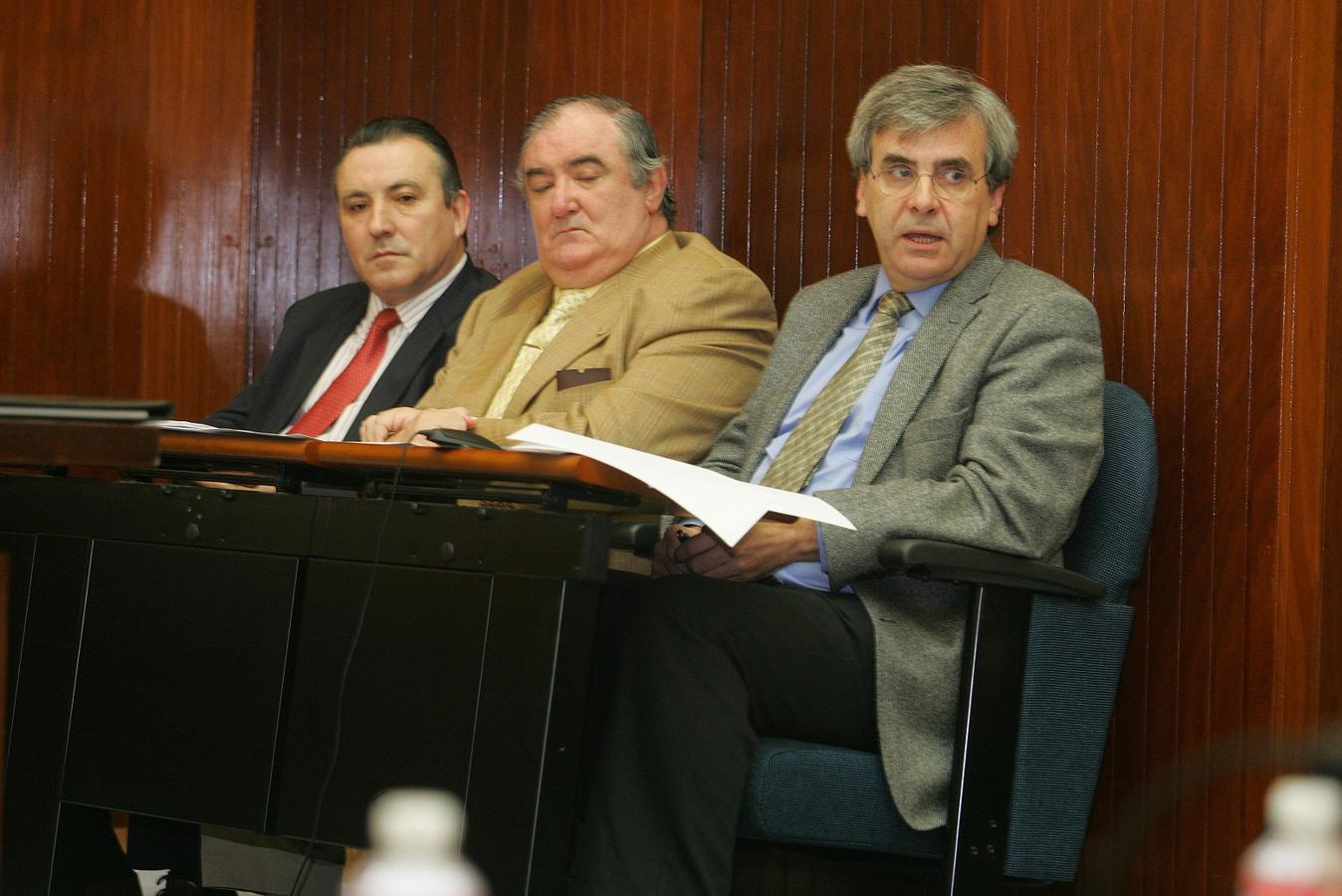 Antonio Pérez, Miguel Angel Berrazueta y Rafael de la Sierra durante un pleno del ayuntamiento de Santander en 2004.