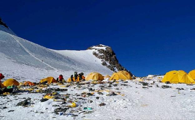 Clientes y sherpas aguardan junto a las tiendas en el campo 4 del Everest. 