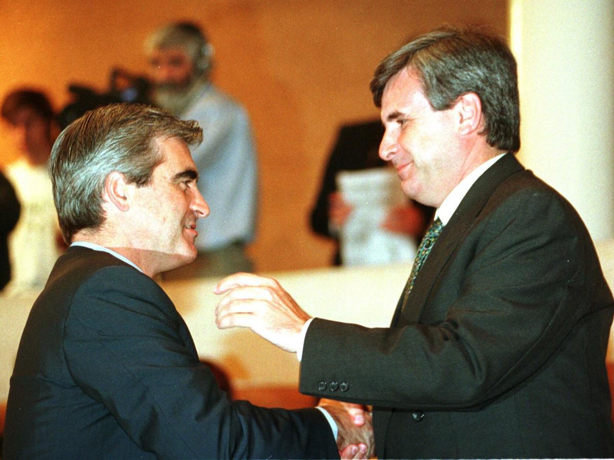 Jose Joaquin Martinez Sieso felicita al regionalista, investido presidente del Parlamento regional en 1999. 