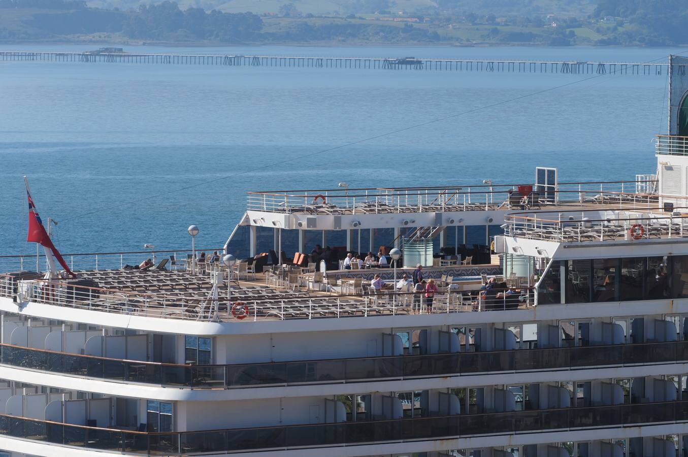 El crucero 'Arcadia' ha atracado este miércoles en Santander y permanecerá en la ciudad hasta las cuatro de la tarde. Es uno de los más grandes (290 metros de eslora) de la decena de cruceros programados para este año.