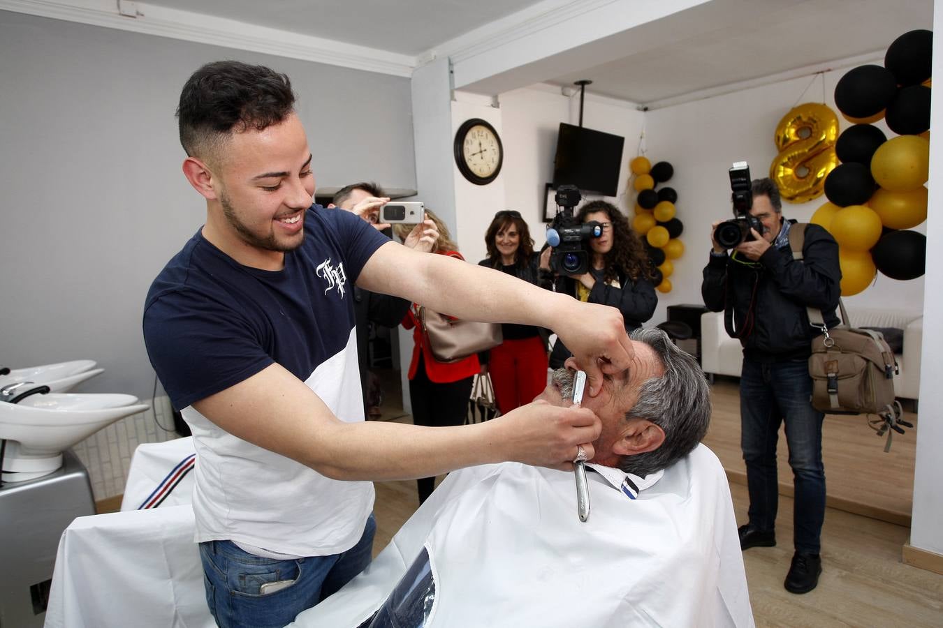 Los candidatos regionalistas a la Presidencia de Cantabria, Miguel Ángel Revilla, y a la Alcaldía de Torrelavega, Javier López Estrada,han visitado el barrio de La Inmobiliaria, donde han enumerado los proyectos que planean ejecutar en él