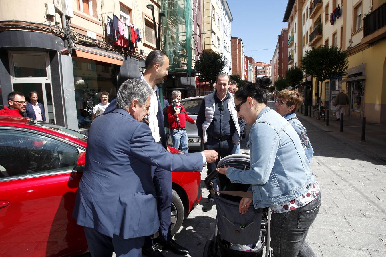 Los candidatos regionalistas a la Presidencia de Cantabria, Miguel Ángel Revilla, y a la Alcaldía de Torrelavega, Javier López Estrada,han visitado el barrio de La Inmobiliaria, donde han enumerado los proyectos que planean ejecutar en él