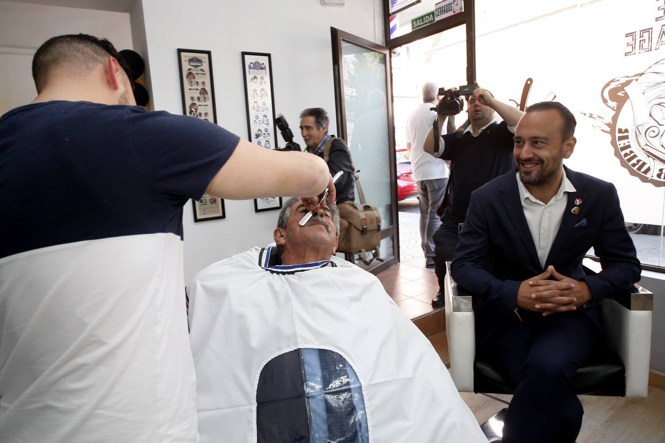 Los candidatos regionalistas a la Presidencia de Cantabria, Miguel Ángel Revilla, y a la Alcaldía de Torrelavega, Javier López Estrada,han visitado el barrio de La Inmobiliaria, donde han enumerado los proyectos que planean ejecutar en él