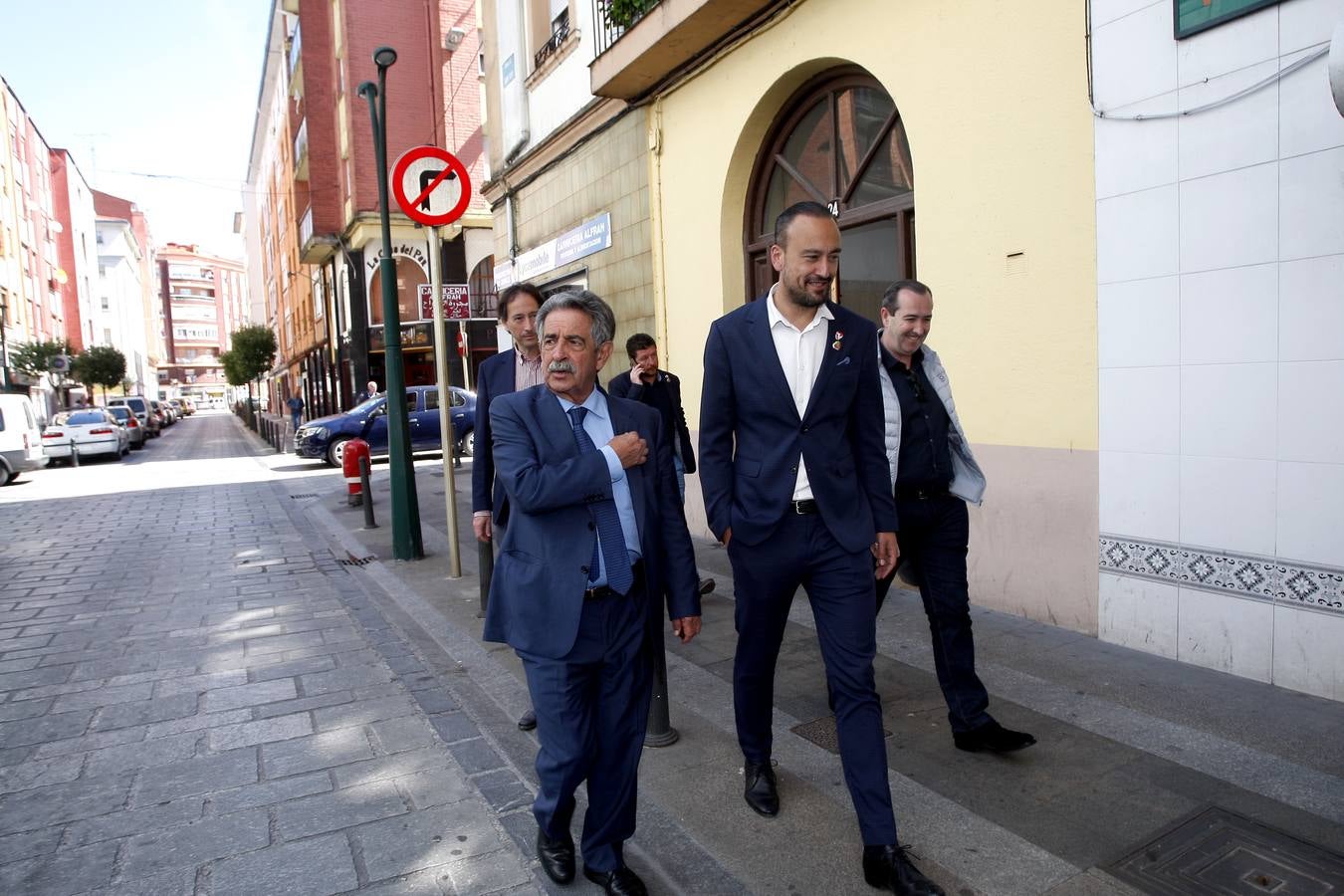 Los candidatos regionalistas a la Presidencia de Cantabria, Miguel Ángel Revilla, y a la Alcaldía de Torrelavega, Javier López Estrada,han visitado el barrio de La Inmobiliaria, donde han enumerado los proyectos que planean ejecutar en él