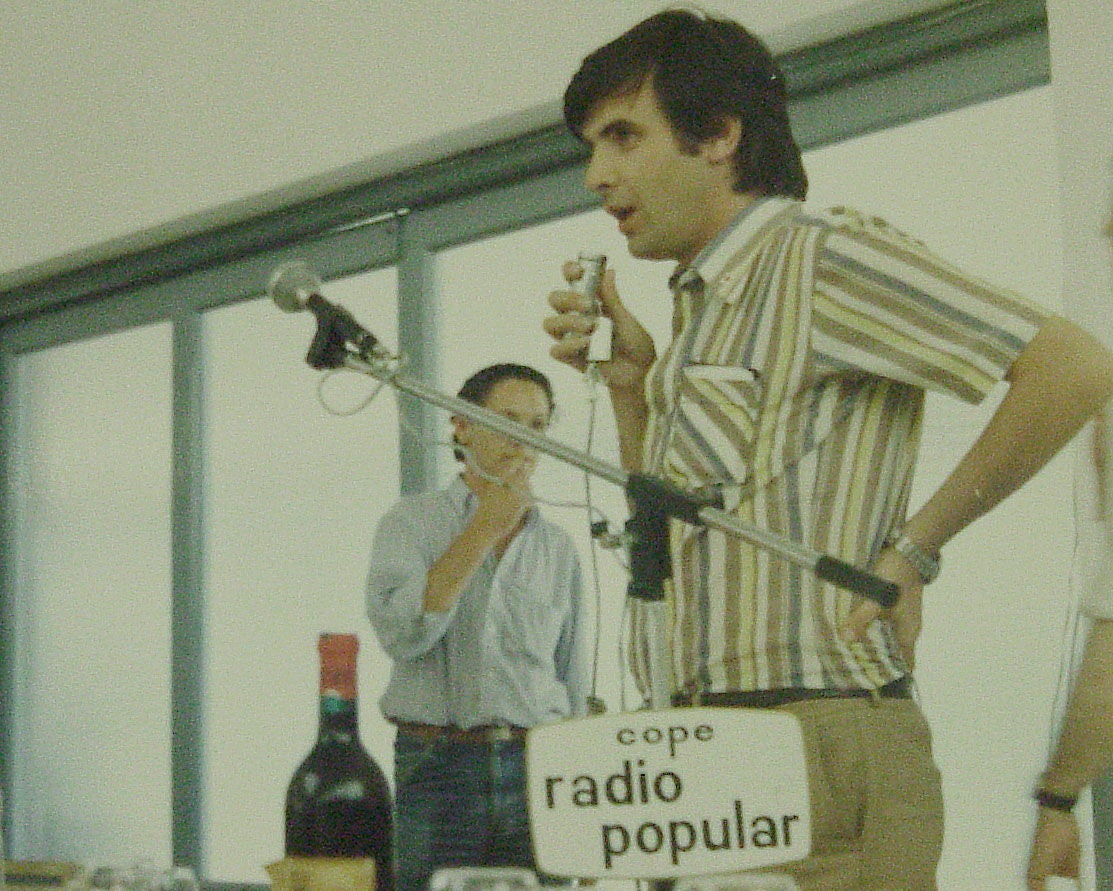 Un joven Rafael de la Sierra durante una entrevista en la radio.