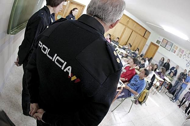 Tres agentes de la Policía Nacional dan una charla en un colegio