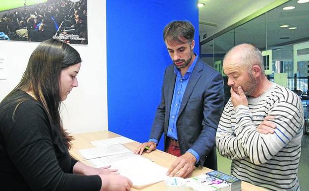 Siro del Barrio (izquierda) y Daniel González presentan las firmas recogidas. 