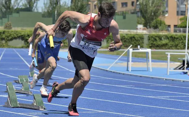 En primer término un velocista del Atletismo Torrelavega, en una prueba de relevos.