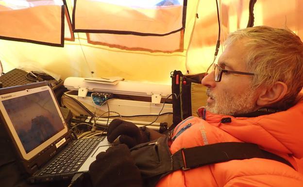 Manuel Olivera viendo datos de satélite durante la travesía. :: R.Larramendi.