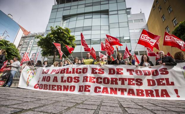 Concentración de empleados públicos y funcionarios, esta mañana a las puertas del Gobierno de Cantabria.