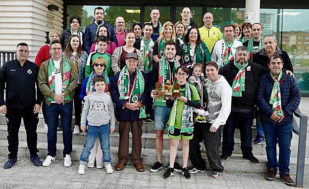 Jon Ander recibe el trofeo Óscar al máximo goleador del Racing