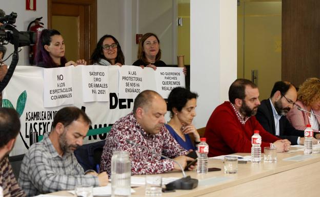 Las protectoras de animales han protestado en el pleno