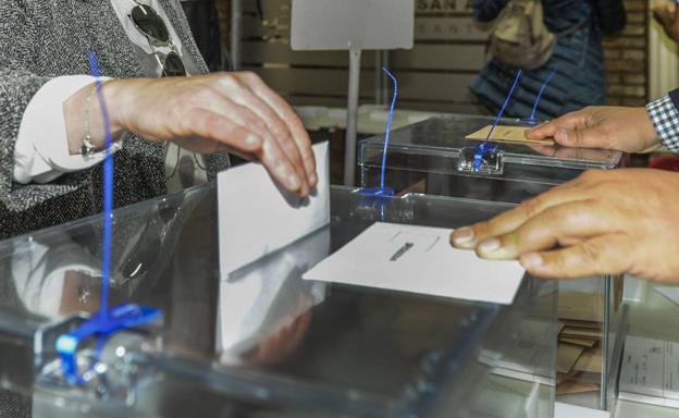 En las elecciones de este domingo, 102 municipios cántabros eligen a su alcalde.