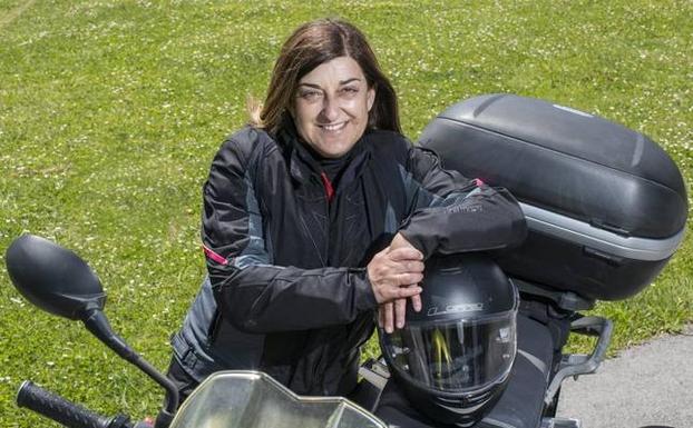 María José Sáenz de Buruaga, candidata del PP, en la Triumph Tiger con la que recorre la región.