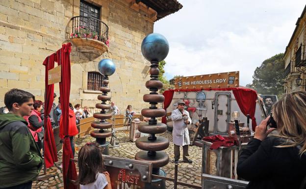 Las calles de Santillana se volverán a llenar este fin de semana de titiriteros y juegos infantiles.