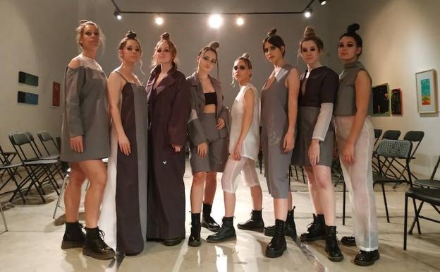 Las modelos del desfile (de izquierda a derecha): Sara de la Riva, Raquel Gómez, Noive Ceballos, Nerea González, Silvia Cadelo, Alejandra Vizoso, Paula Varona y Diana Sotorrío. 