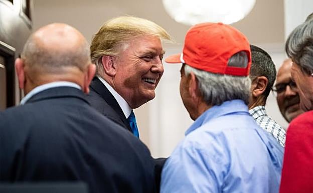Trump rodeado de agricultores y granjeros estadounidenses.