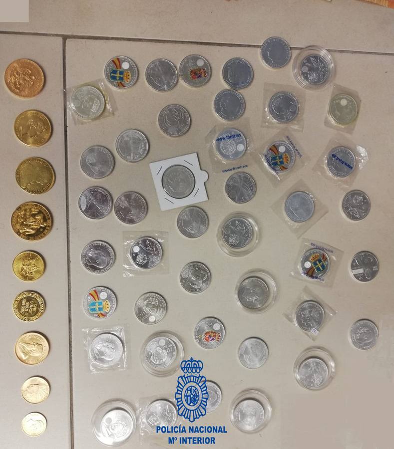 Parte de la colección de monedas de oro y plata que tenían los acusados.