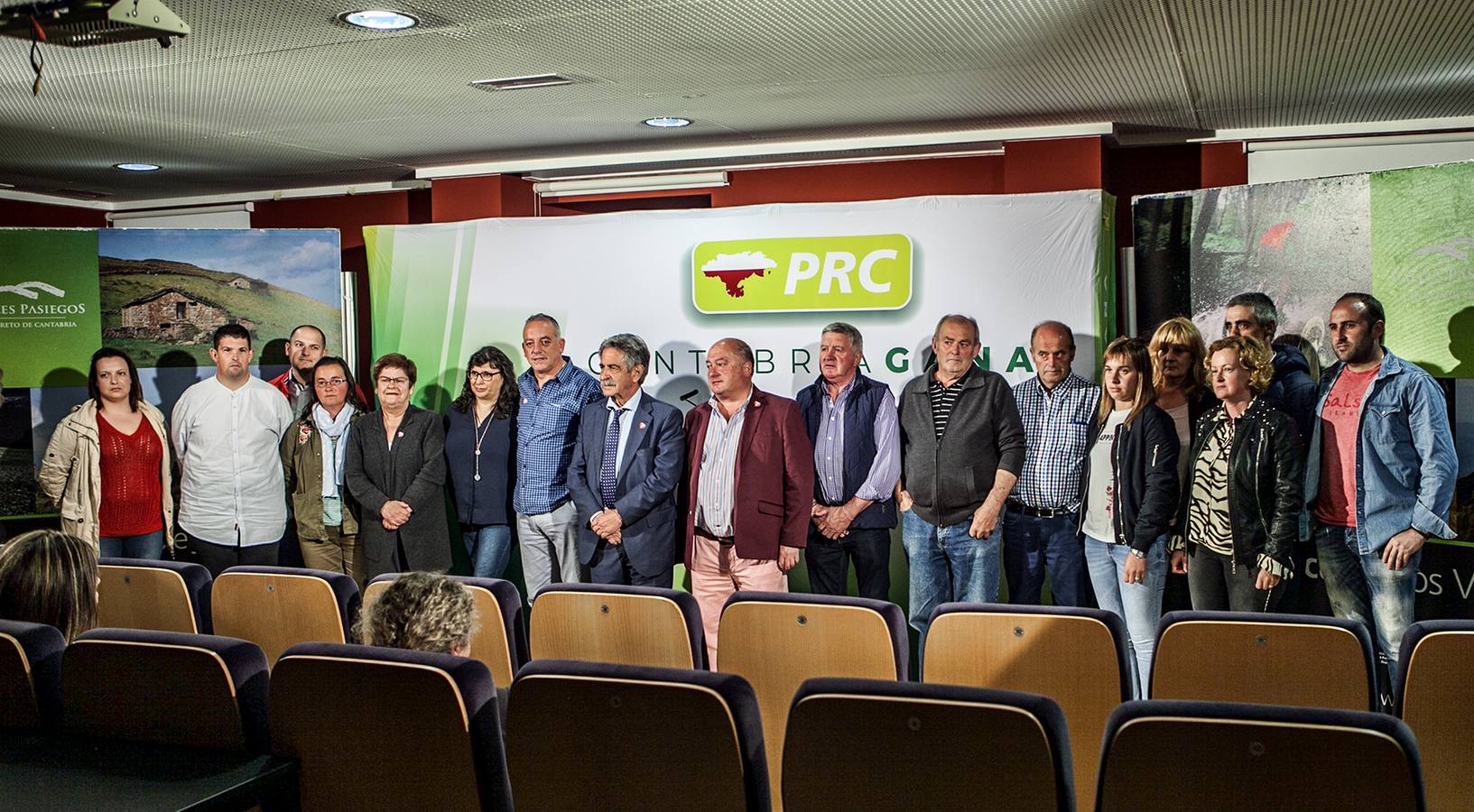 Miguel Ángel Revilla, el jueves por la noche durante la presentación de la candidatura del PRC al Ayuntamiento de Villacarriedo que lidera el actual alcalde Ángel Sainz.