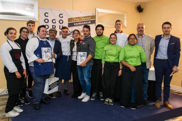  Los participantes, junto a los miembros del jurado, tras la entrega de los premios.