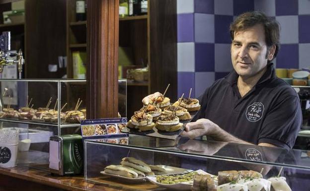 Sebastián Larralde, del Café Bar Siete Villas, en Santoña reciente ganador del I Concurso Regional de Pinchos con Anchoa.