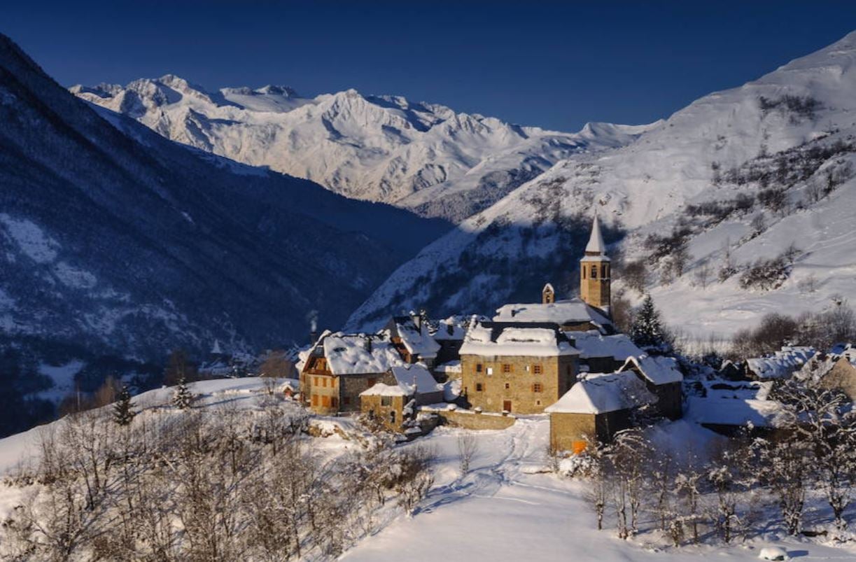 El Aneto es el pico más elevado de los Pirineos (3.404 metros) en el Valle de Benasque.