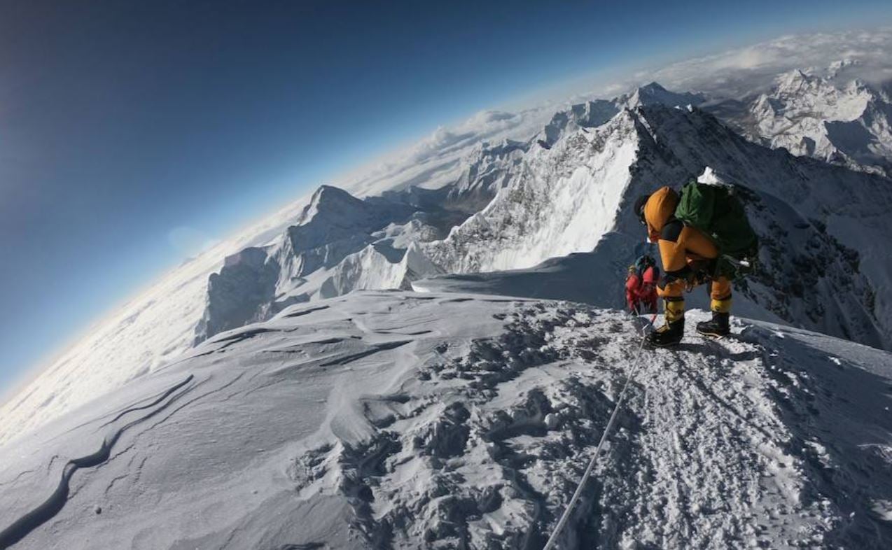 Dos montañeros afrontan el último tramo del techo del mundo.