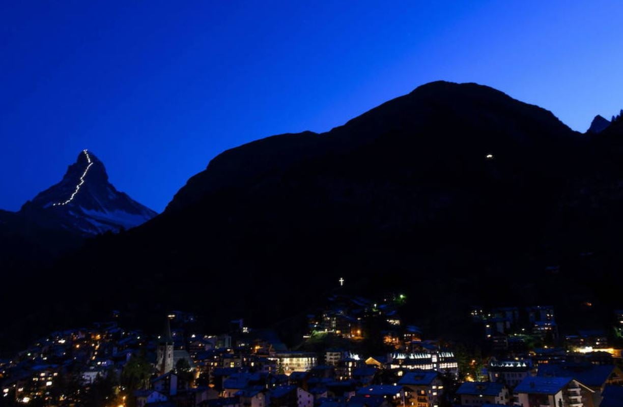 Espectacular vista del monte Cervino, iluminado en todo su trayecto hasta la cumbre para conmemorar el 150 aniversario de la primera ascensión a la cima suiza.