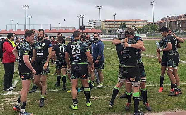 Los jugadores se abrazan tras el encuentro.