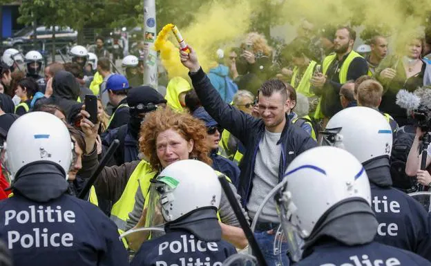 Los 'chalecos amarillos' belgas se enfrentan a las fuerzas de seguridad en Bruselas.
