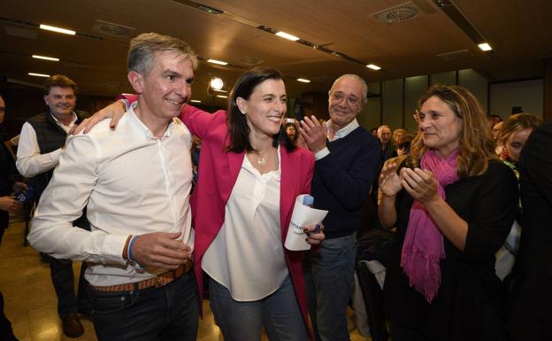 Gema Igual se abraza a César Díaz, número dos de la lista del PP en Santander.