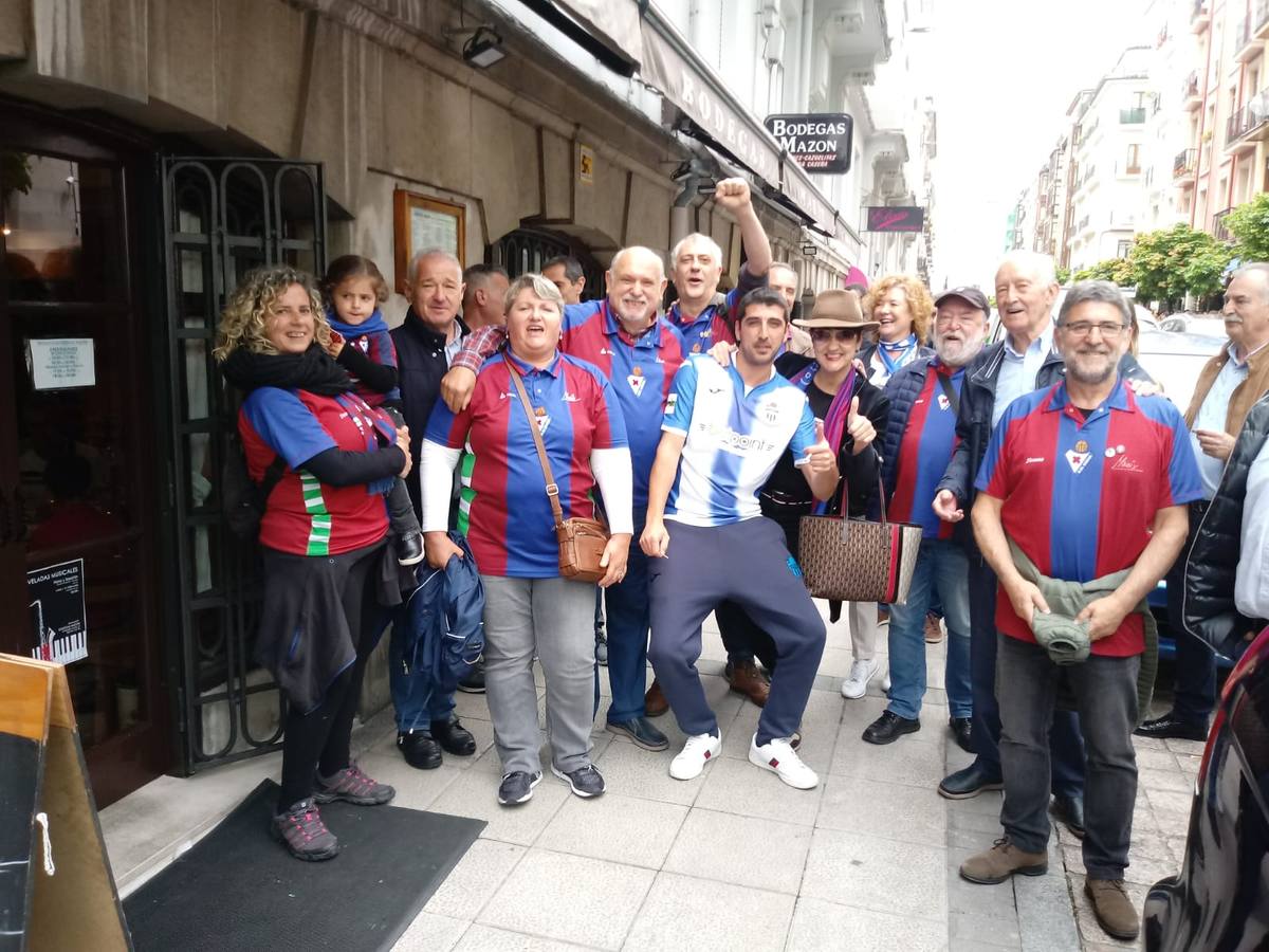 Los aficionados verdiblancos repartidos por la ciudad toman fuerzas para animar durante el partido ante el Atlético Baleares.
