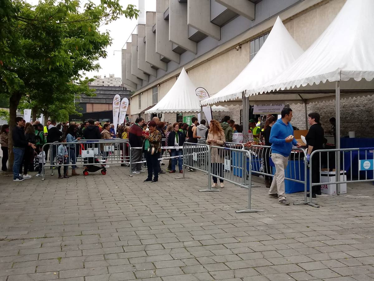 Los aficionados verdiblancos repartidos por la ciudad toman fuerzas para animar durante el partido ante el Atlético Baleares.