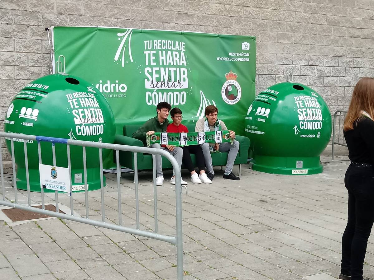 Los aficionados verdiblancos repartidos por la ciudad toman fuerzas para animar durante el partido ante el Atlético Baleares.