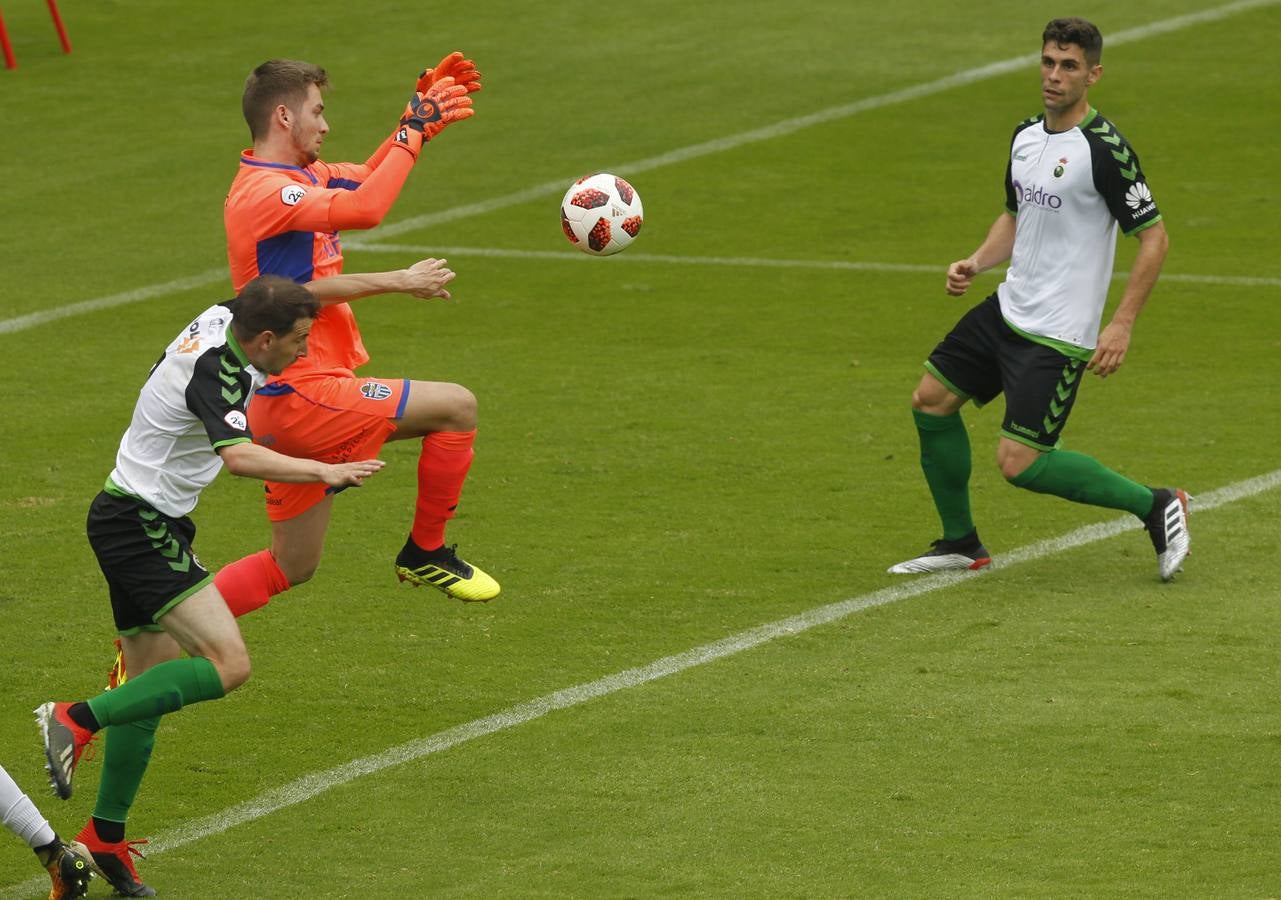 Fotos: El Racing no pasa del empate a cero ante el Baleares