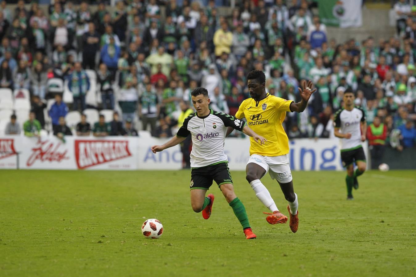 Fotos: El Racing no pasa del empate a cero ante el Baleares