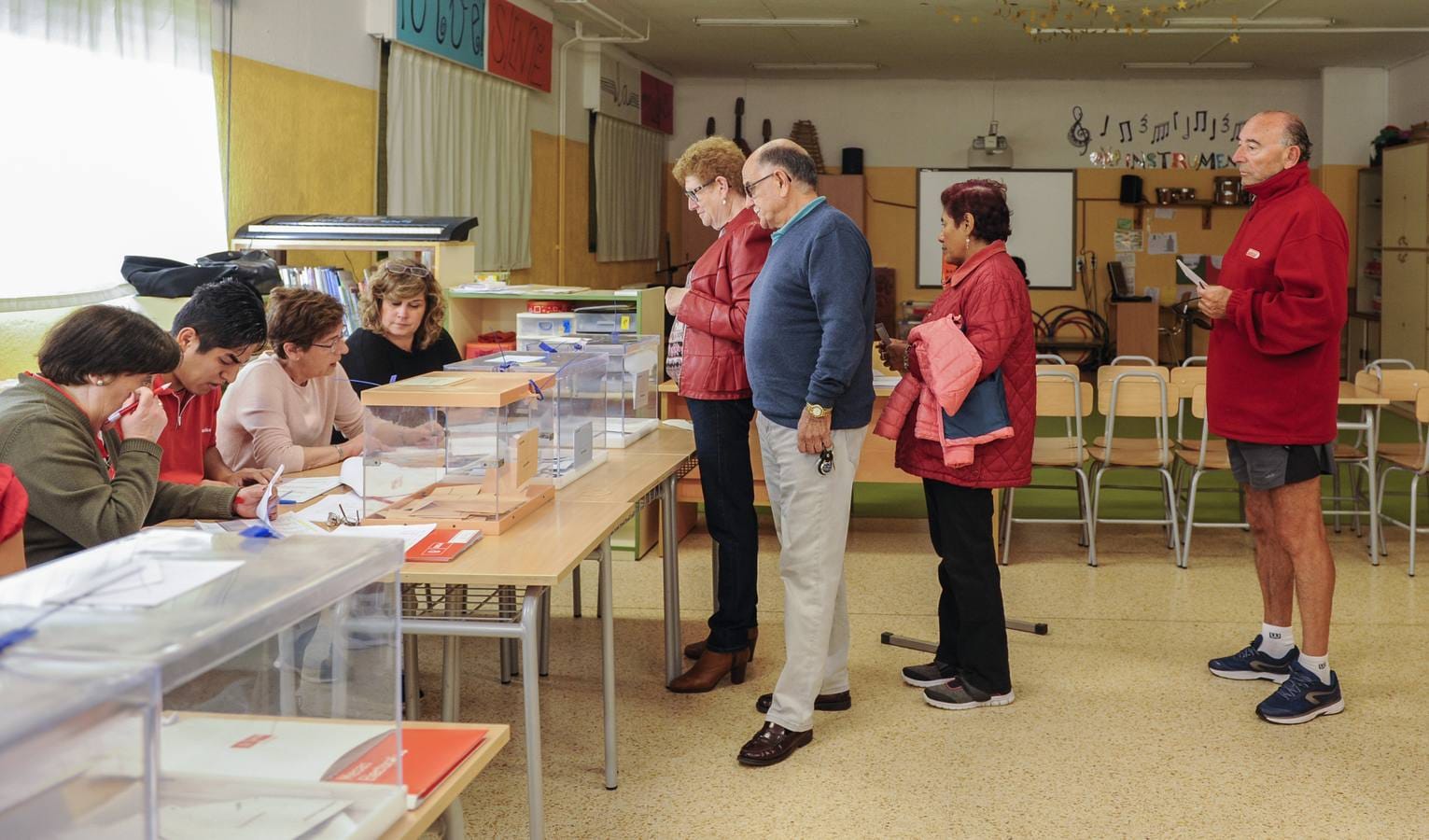 Votante en el colegio María Sanz de Sautuola de Santander.