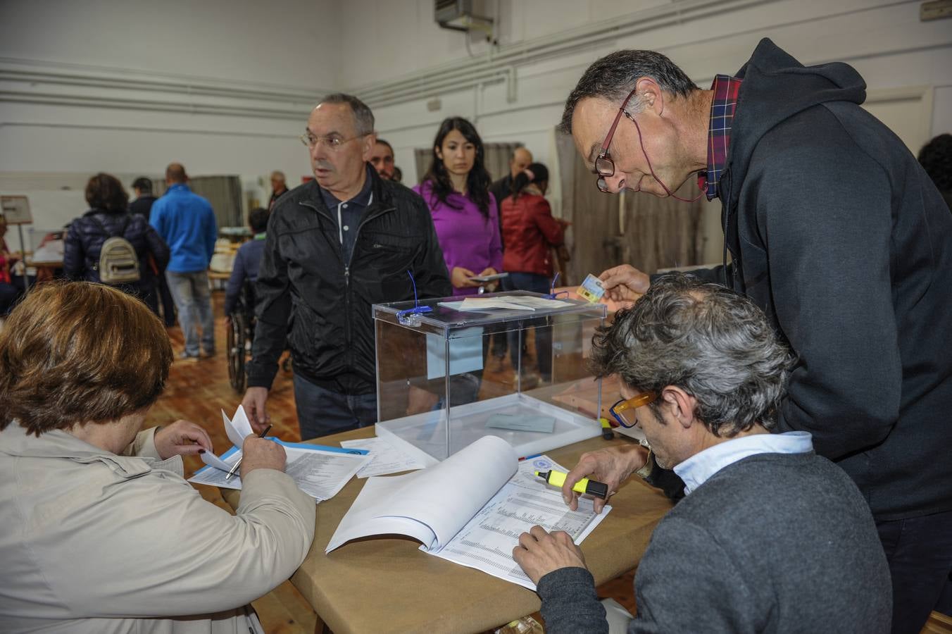 Papeletas en el colegio Eloy Villanueva de Santander.