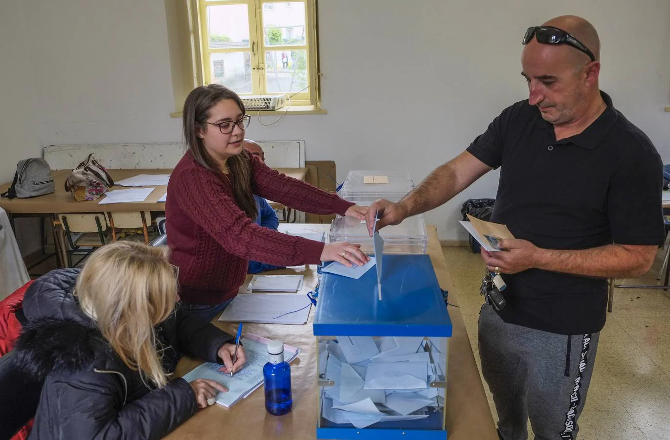 Votaciones en un colegio en Pedreña.