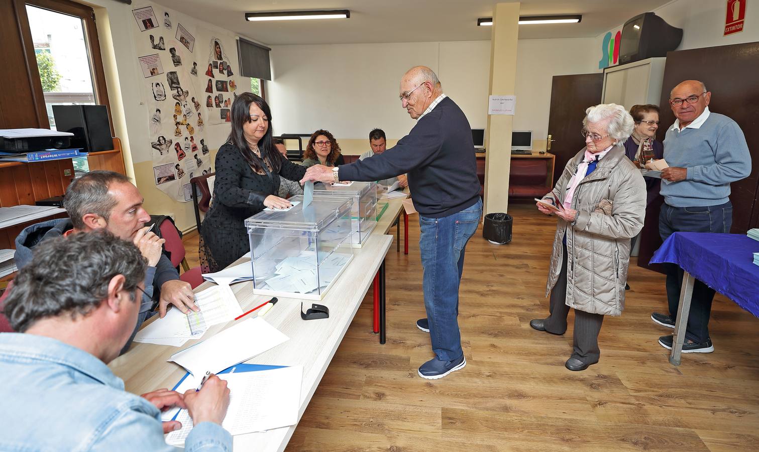 Votación en un colegio electoral en Comillas.